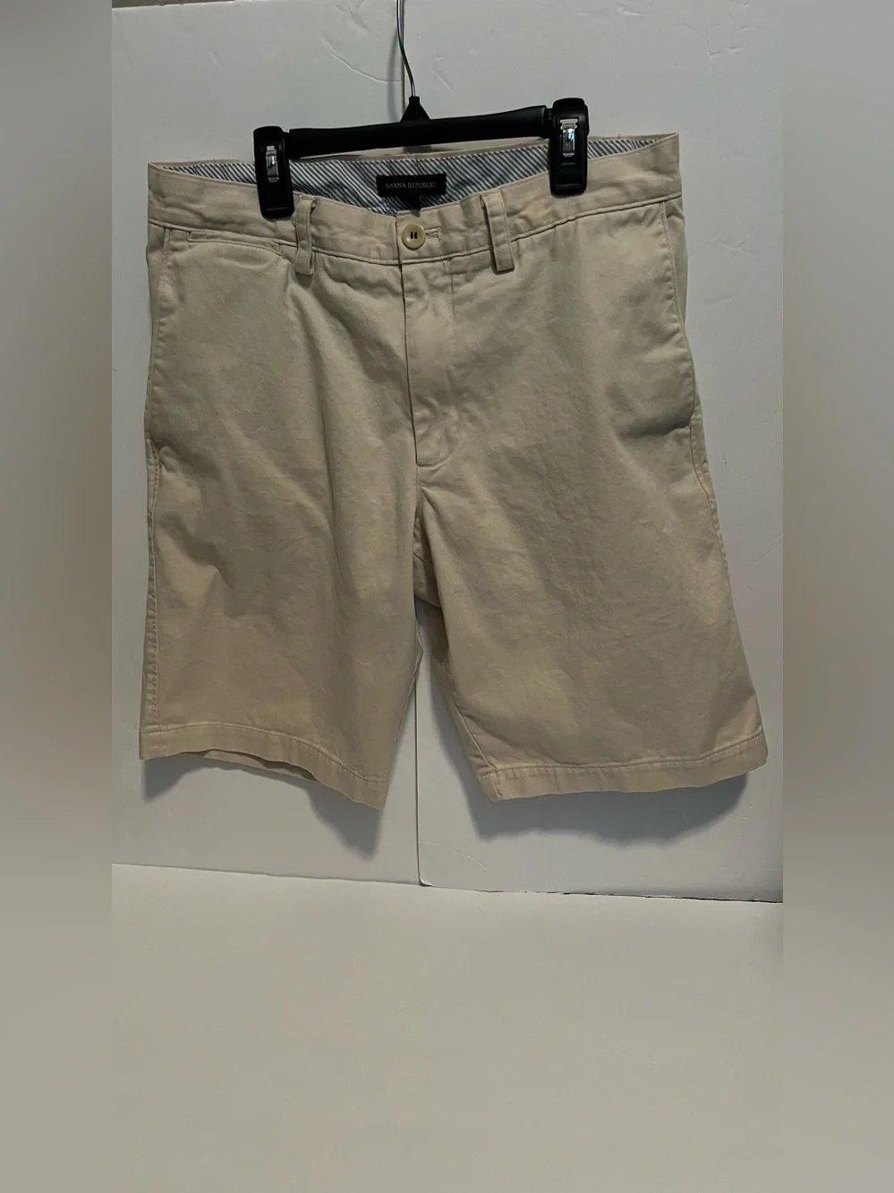 Men”s Banana Republic Chinos 10” Light Khaki Flat-Front Shorts Size 32